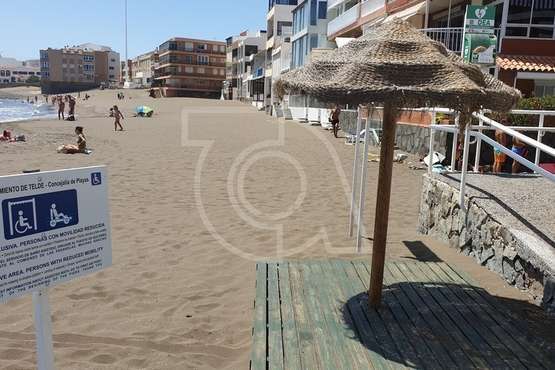 Espacio reservado para personas con movilidad reducida en Salinetas (Foto TA)